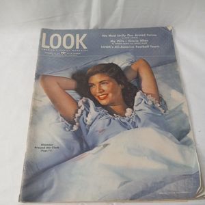 VINTAGE LOOK MAGAZINE December 25 1945 Christmas Edition WWII Advertising RARE